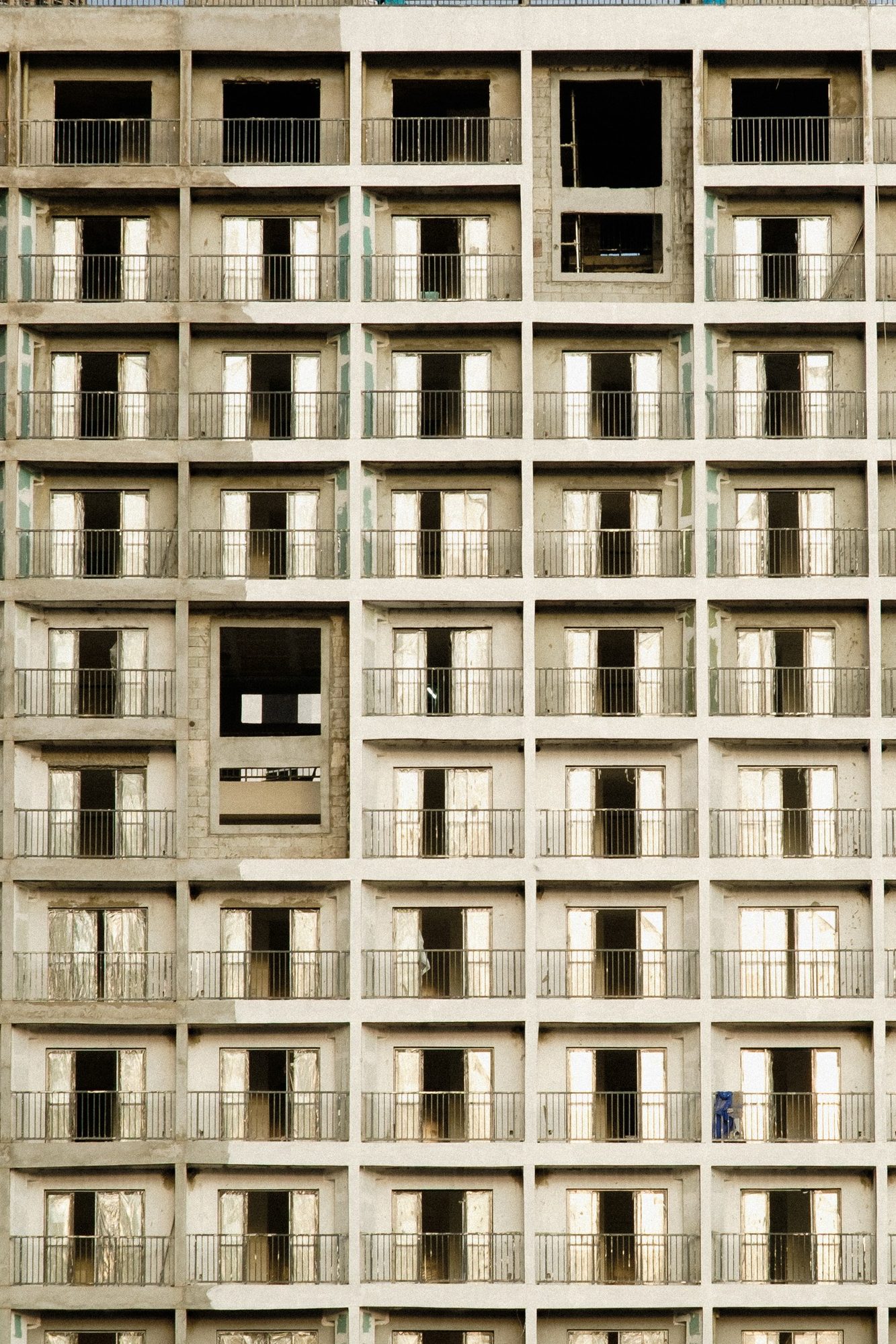 A fachada de um prédio de concreto e varandas no centro de São Paulo, vista de frente.