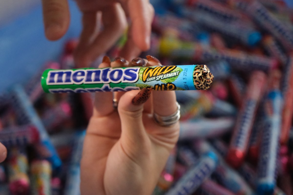 Bastidor do filme WILD: mão segurando o pacote sobre a piscina cheia de Mentos