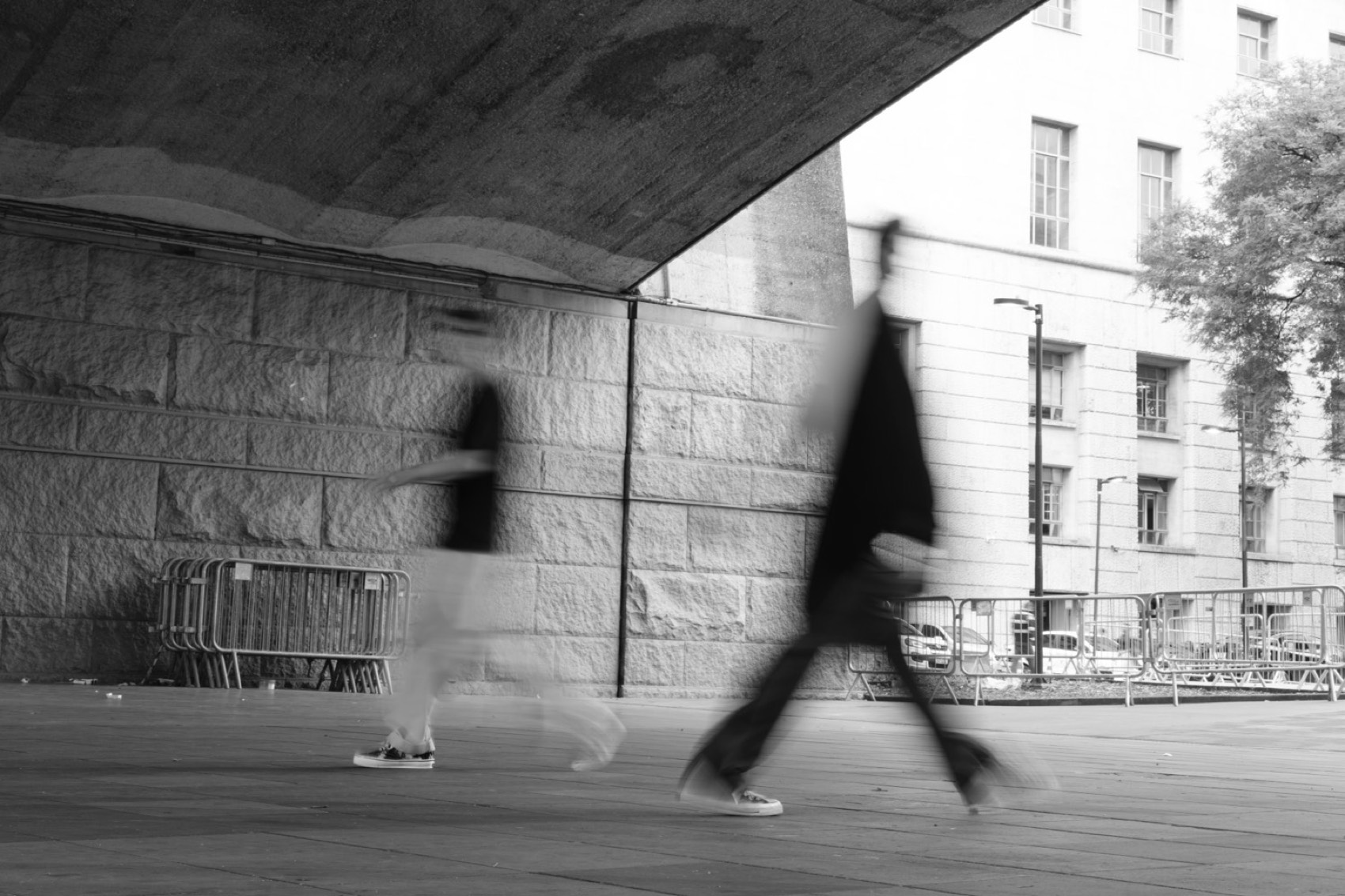 Pedestres atravessando o centro de São Paulo, fotografados com arrasto