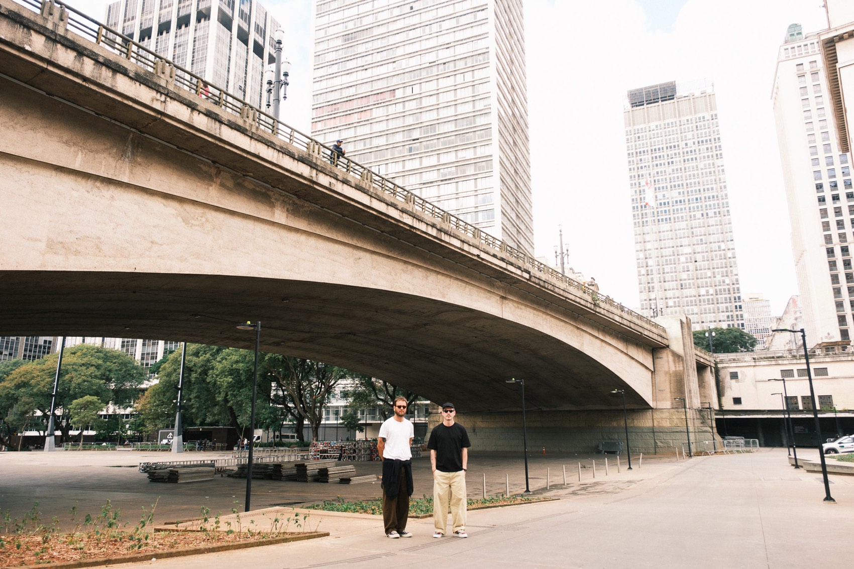 A dupla parada sob o viaduto, com os prédios do centro atrás